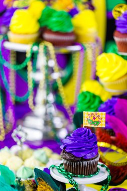 Mardi Gras için renkli buzlanma ile cupcakes