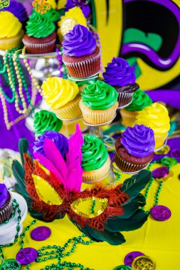 Mardi Gras için renkli buzlanma ile cupcakes