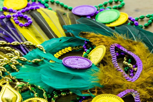 Decorações Mardi Gras à mesa — Fotografia de Stock