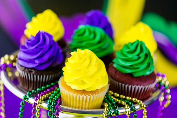 Cupcakes με πολύχρωμο κερασάκι για Mardi Gras — Φωτογραφία Αρχείου