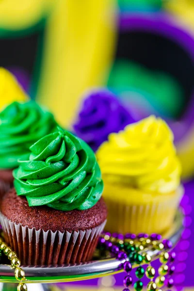 Gâteaux avec glaçage coloré pour Mardi Gras — Photo