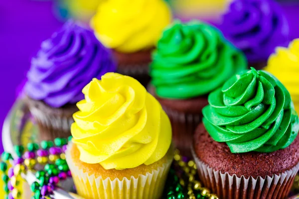 Cupcake con glassa colorata per Mardi Gras — Foto Stock