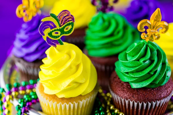 Cupcakes con glaseado colorido para Mardi Gras —  Fotos de Stock