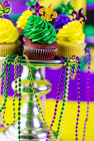 Cupcakes com cobertura colorida para Mardi Gras — Fotografia de Stock