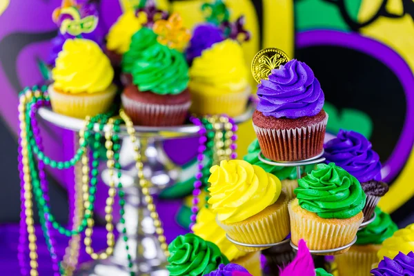 Cupcakes con glaseado colorido para Mardi Gras —  Fotos de Stock