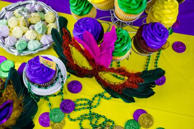 Mardi Gras için renkli buzlanma ile cupcakes