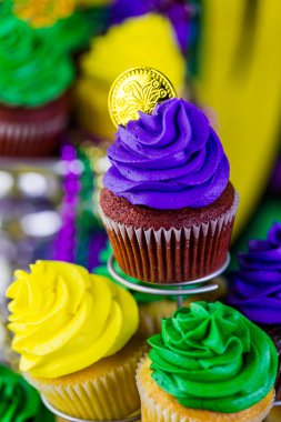 Mardi Gras için renkli buzlanma ile cupcakes