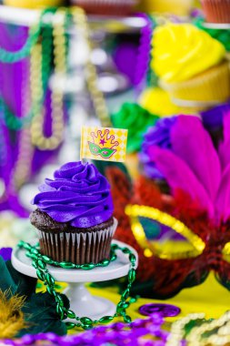 Mardi Gras için renkli buzlanma ile cupcakes