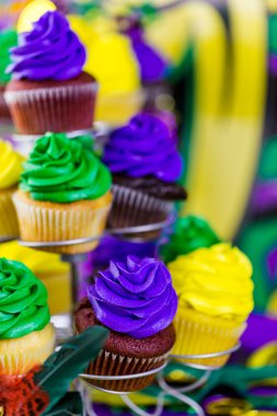 Mardi Gras için renkli buzlanma ile cupcakes
