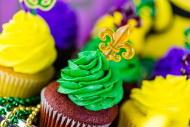 Mardi Gras için renkli buzlanma ile cupcakes