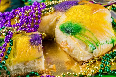Mardi Gras için masada Kral kek dekore