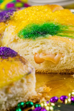 Mardi Gras için masada Kral kek dekore