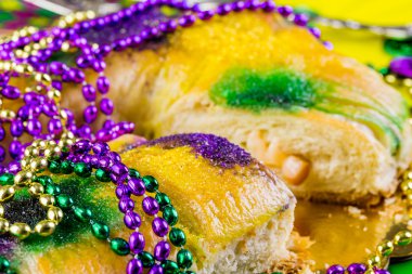 Mardi Gras için masada Kral kek dekore