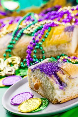 Mardi Gras için masada Kral kek dekore