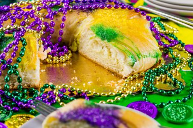 Mardi Gras için masada Kral kek dekore
