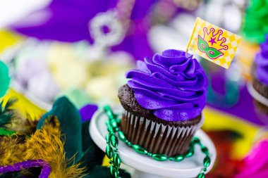 Mardi Gras için renkli buzlanma ile cupcake