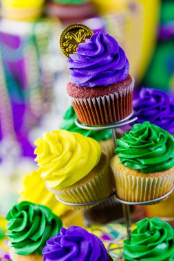 Mardi Gras için renkli buzlanma ile cupcakes