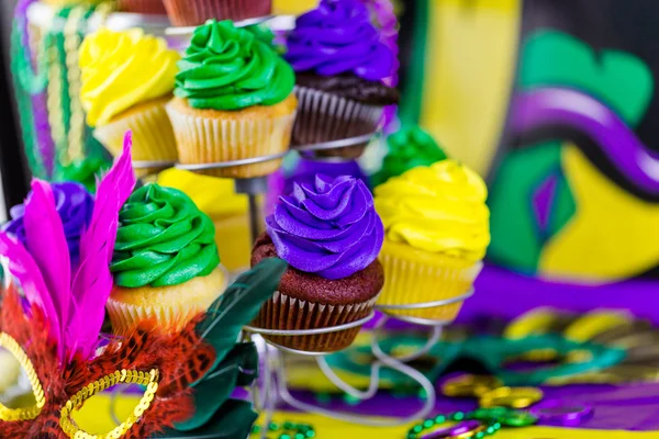 Cupcake con glassa colorata per Mardi Gras — Foto Stock