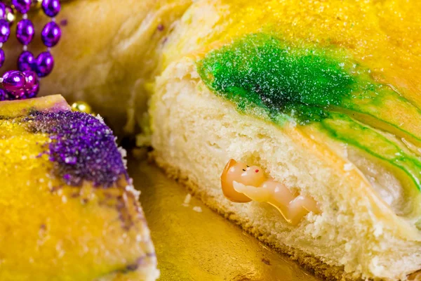 마디 그 라에 대 한 테이블에서 킹 케이크 장식 — 스톡 사진