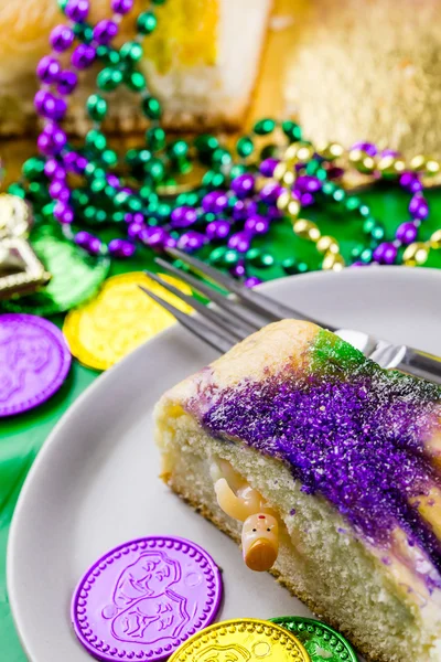 Torta King en la mesa decorada para el Mardi Gras —  Fotos de Stock