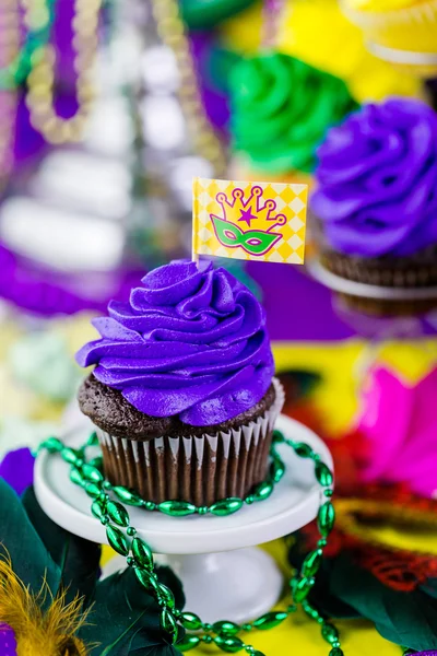 Cupcake με πολύχρωμο κερασάκι για Mardi Gras — Φωτογραφία Αρχείου