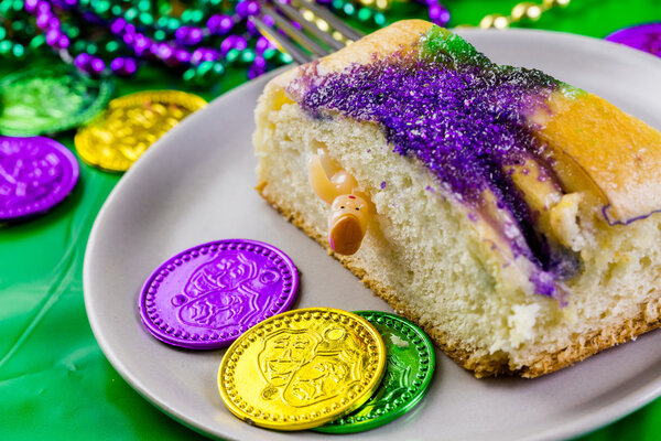 King cake at table decorated for Mardi Gras Stock Picture