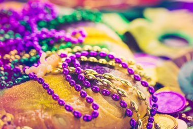 Mardi Gras için masada Kral kek dekore