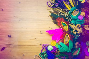 Mardi Gras süslemeleri masada