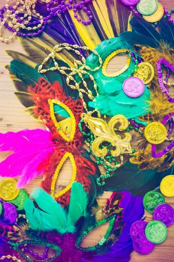 Mardi Gras süslemeleri masada