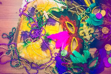 Mardi Gras için masada Kral kek dekore