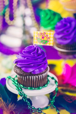 Mardi Gras için renkli buzlanma ile cupcakes