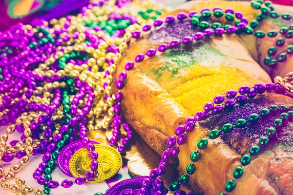 Torta King en la mesa decorada para el Mardi Gras —  Fotos de Stock