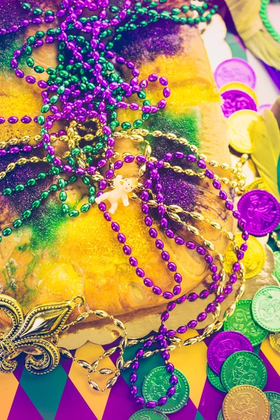 Król ciasto na stole zdobione dla Mardi Gras — Zdjęcie stockowe