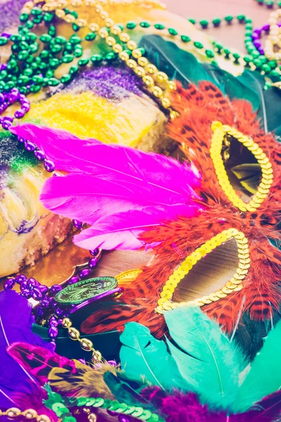 Königstorte am Tisch für Mardi Gras dekoriert — Stockfoto