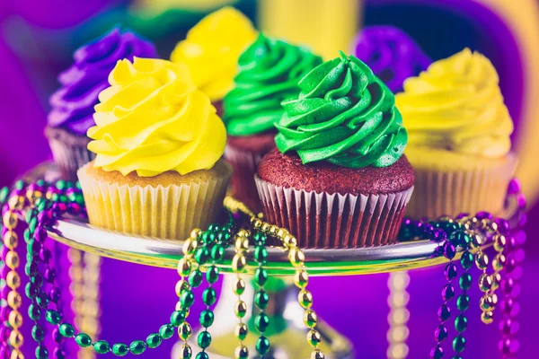 Gâteaux avec glaçage coloré pour Mardi Gras — Photo