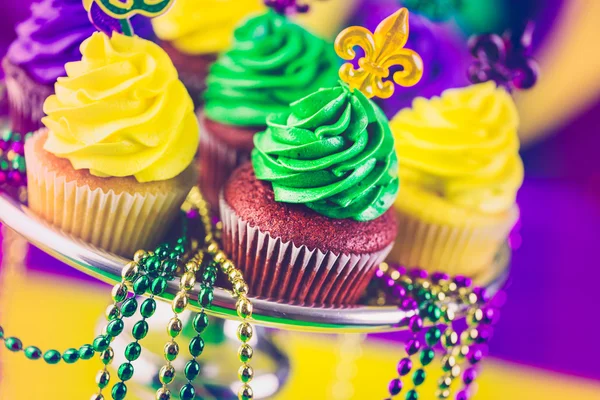 Cupcakes με πολύχρωμο κερασάκι για Mardi Gras — Φωτογραφία Αρχείου