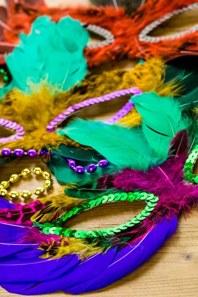 Decoraciones de Mardi Gras en la mesa —  Fotos de Stock