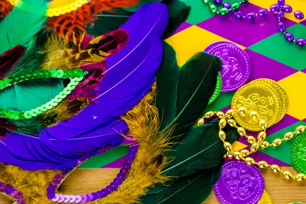 Mardi Gras decoraties aan tafel — Stockfoto