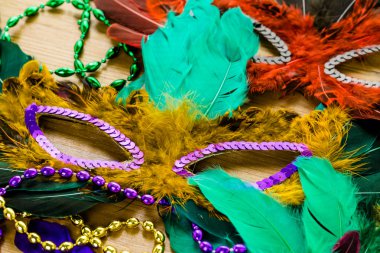 Çok renkli süslemeleri, Mardi Gras için yüz maskesi