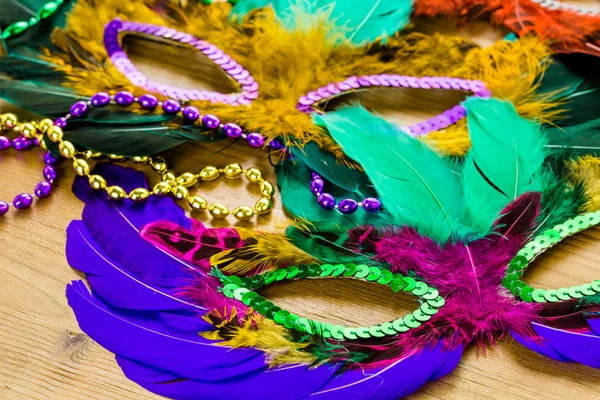 Decorações multicoloridas, máscaras faciais para Mardi Gras — Fotografia de Stock