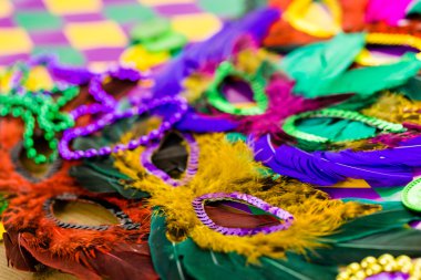 Mardi Gras partisi için çok renkli süslemeleri