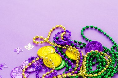 Mardi Gras partisi için çok renkli süslemeleri