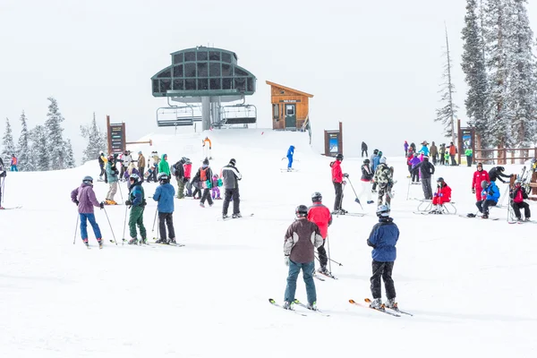 Estância de esqui no final da temporada — Fotografia de Stock