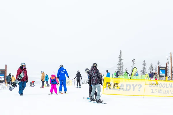 Toeristen in skiresort — Stockfoto