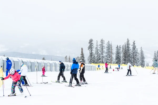 Touristen im Skigebiet — Stockfoto