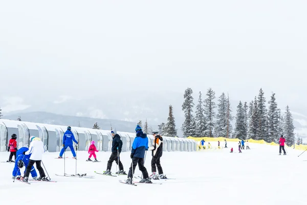Touristen im Skigebiet — Stockfoto