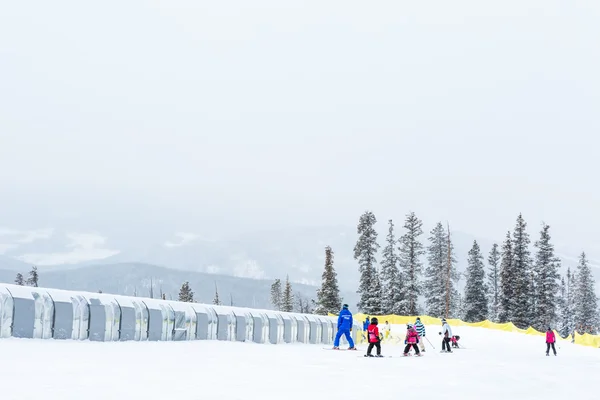 Turistas na estância de esqui — Fotografia de Stock