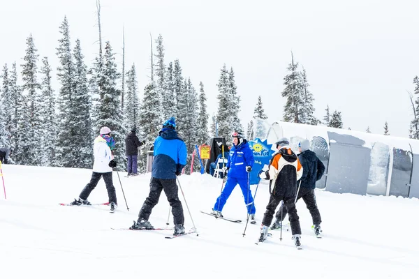 Turystów w Ski resort — Zdjęcie stockowe