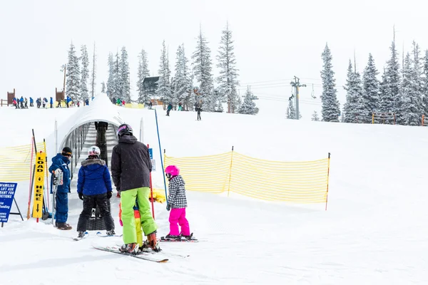Turistas na estância de esqui — Fotografia de Stock