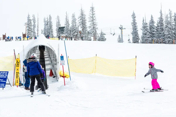 Ski resort i slutet av säsongen — Stockfoto